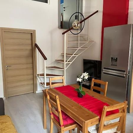 Comfy Apartment With Low Ceiling Attic Athens Exterior photo